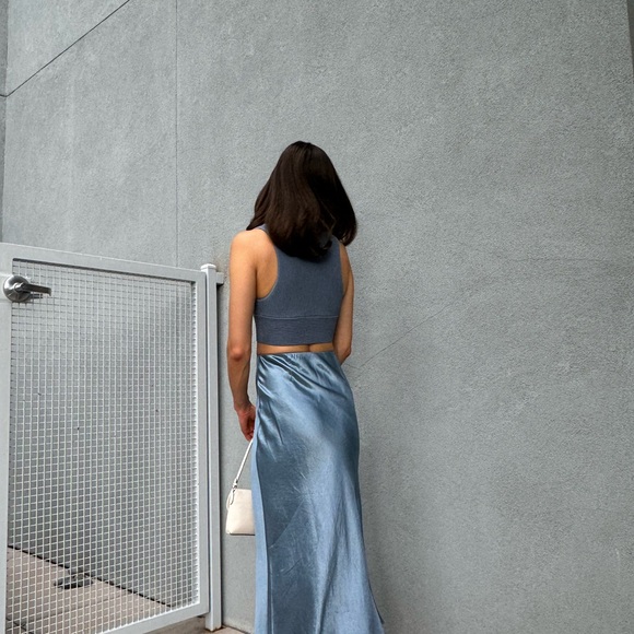 Aritzia Babaton Sculpt Knit Deep V Tank - Picture 4 of 5